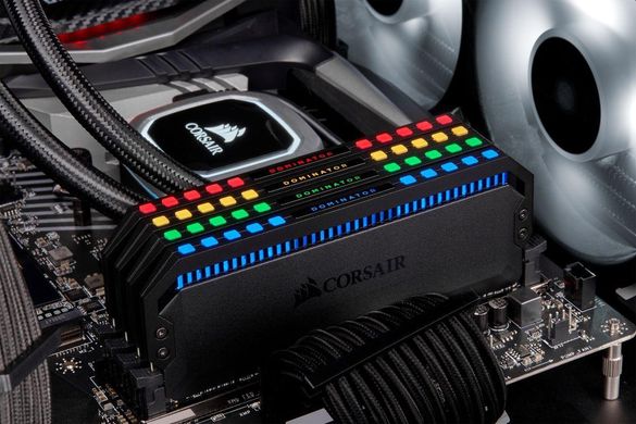 Пам'ять для настільних комп'ютерів Corsair 32 GB (4x8GB) DDR4 3600 MHz Dominator Platinum RGB (CMT32GX4M4C3600C18)