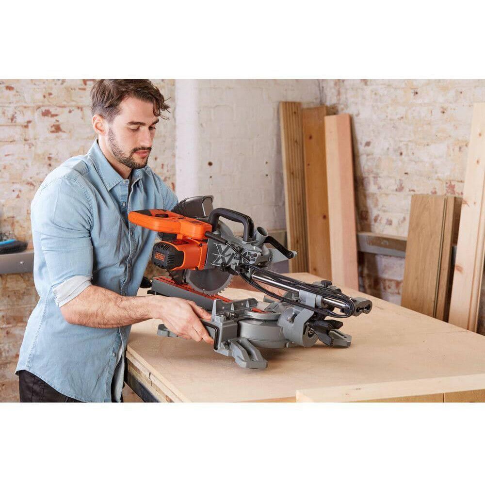 Монтажна пилка Black+Decker BES700