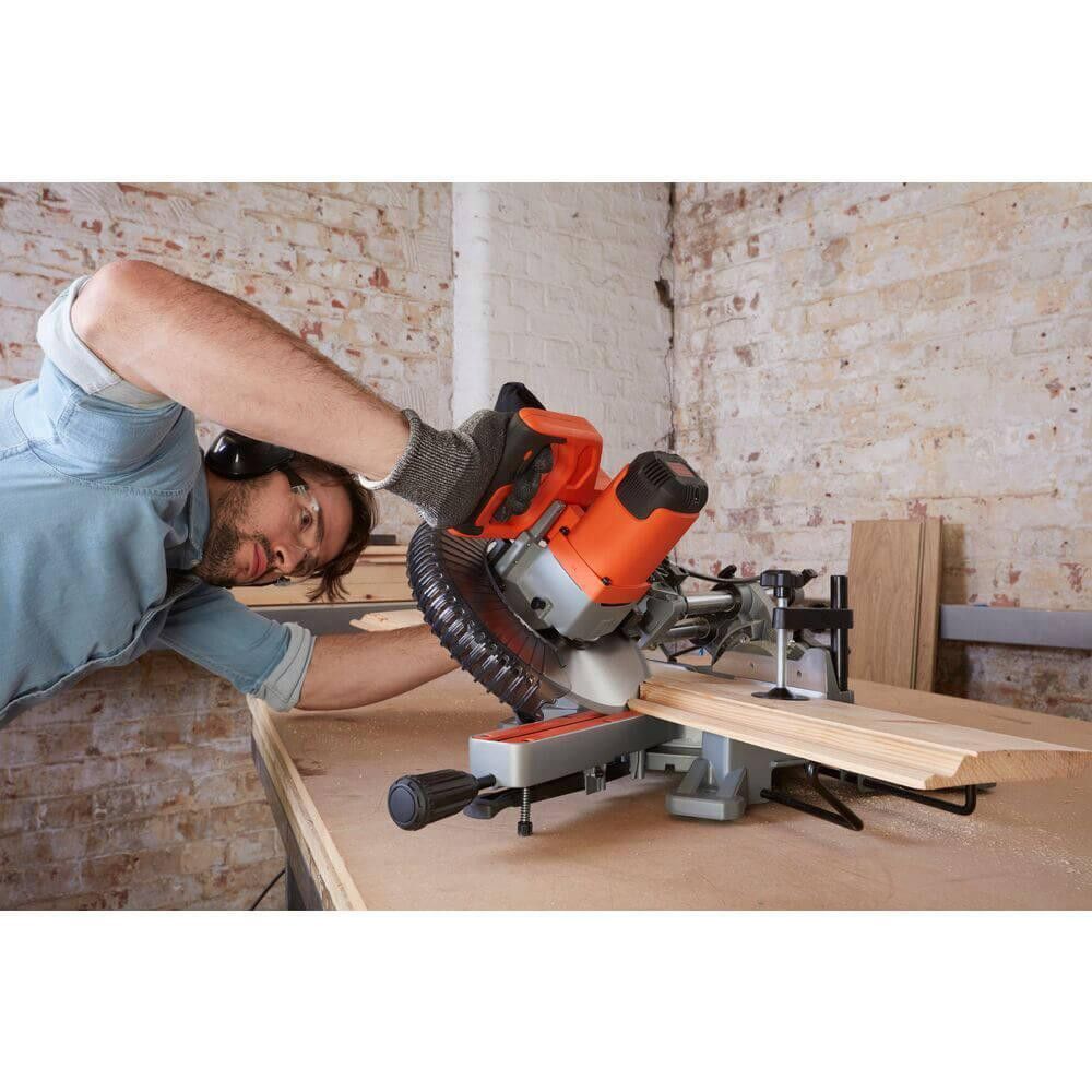 Монтажна пилка Black+Decker BES700