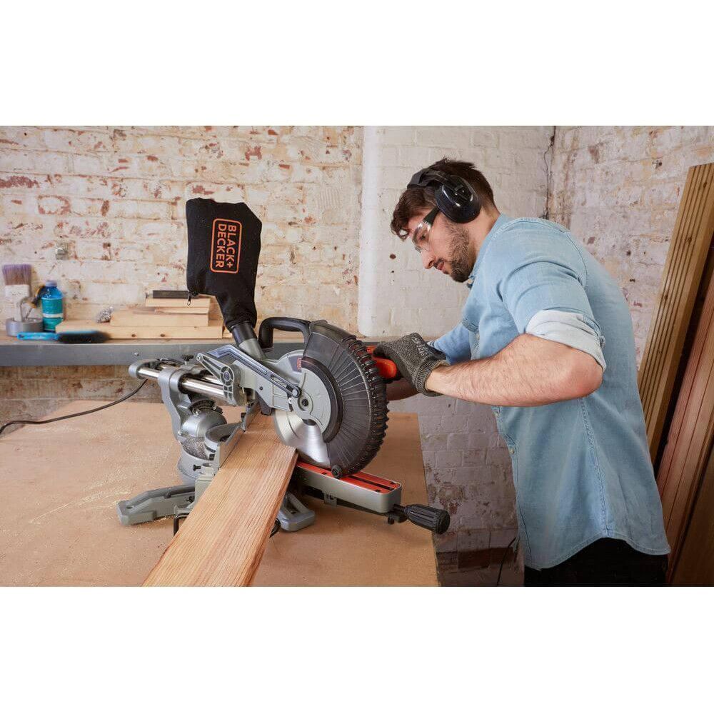 Монтажна пилка Black+Decker BES700