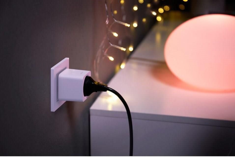 Умная розетка Philips HUE Smart Plug (929002240401)